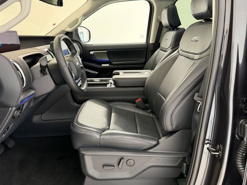 Used 2025 Ford Expedition Platinum w/ Driver's Package image 5