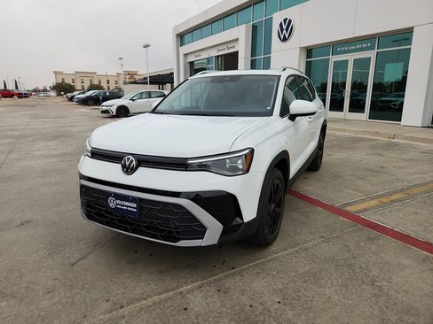 New 2026 Volkswagen Taos SE image 3