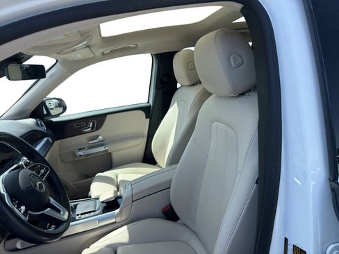Used 2023 Mercedes-Benz GLB 250 4MATIC w/ Premium Package image 10
