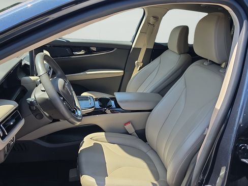 Used 2022 Lincoln Nautilus FWD w/ Premium Package image 9