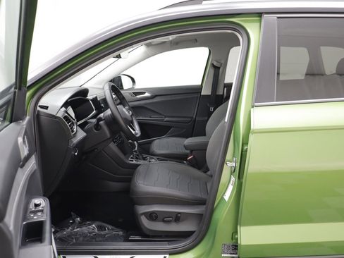 Used 2025 Volkswagen Taos SE image 5