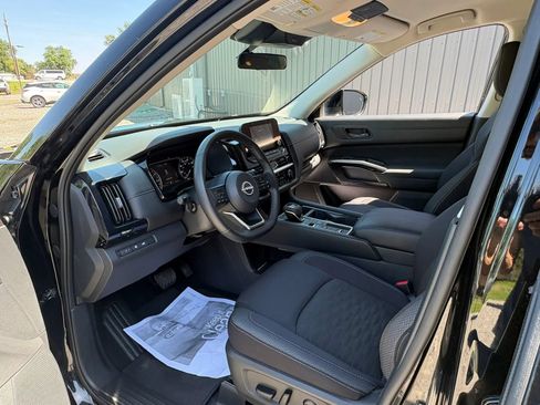 Used 2025 Nissan Pathfinder SV FWD image 4