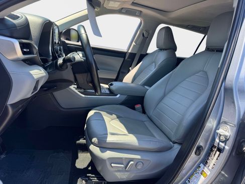 Used 2021 Toyota Highlander XLE AWD/4WD image 13