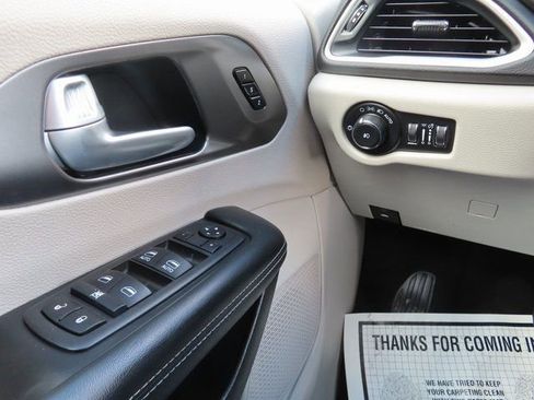 Used 2024 Chrysler Pacifica Touring-L image 32