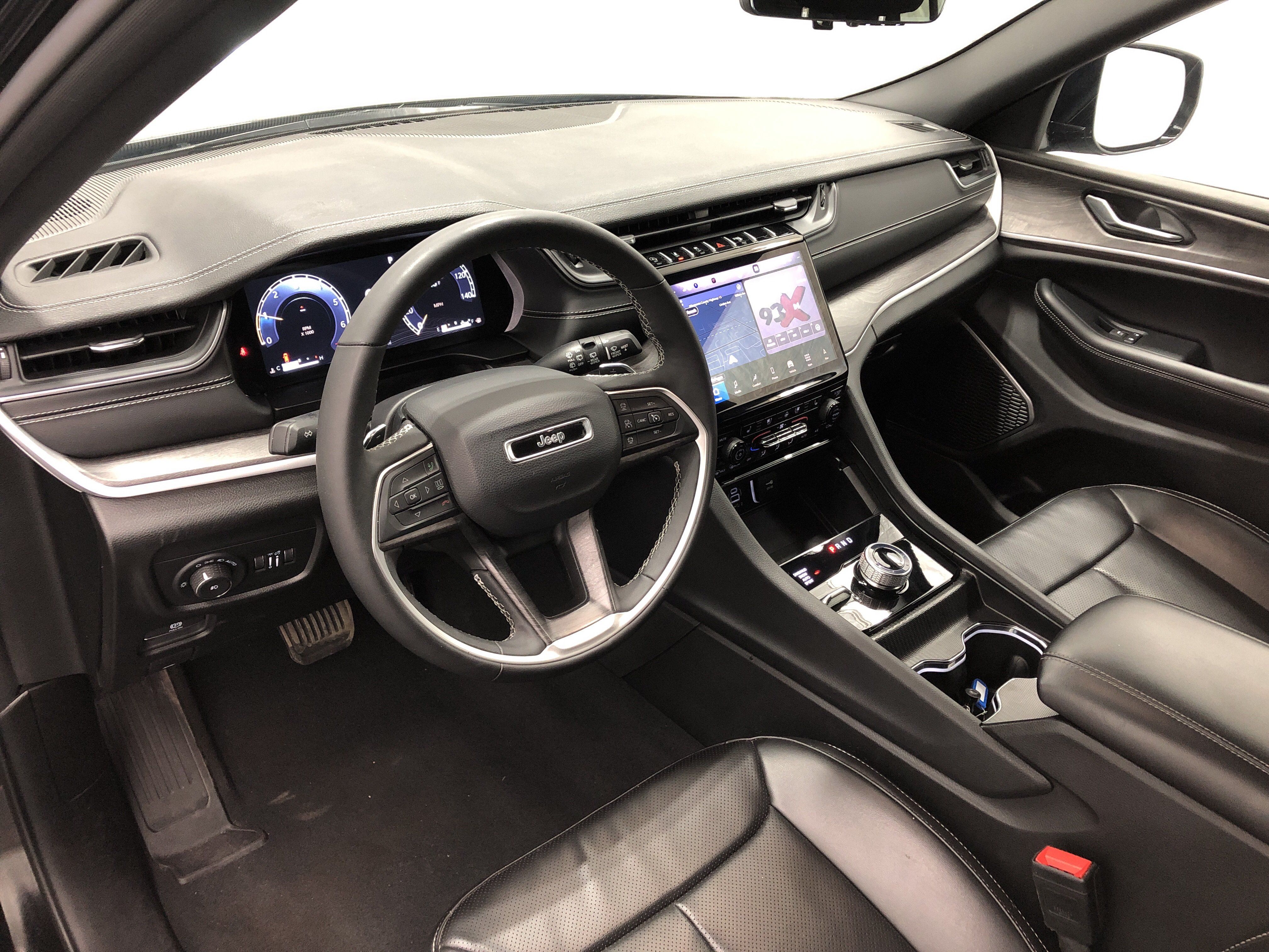 Certified 2025 Jeep Grand Cherokee Limited w/ Luxury Tech Group II AWD/4WD image 15