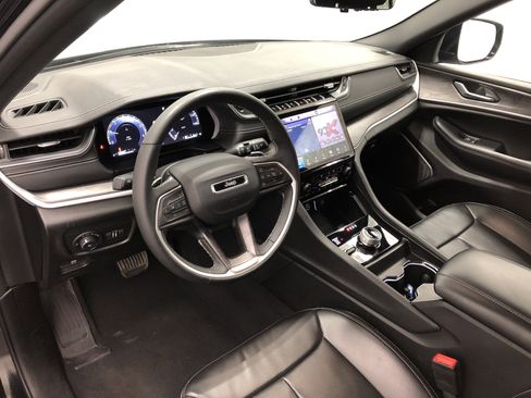 Certified 2025 Jeep Grand Cherokee Limited w/ Luxury Tech Group II image 15