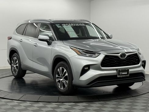 Used 2024 Toyota Highlander LE image 5