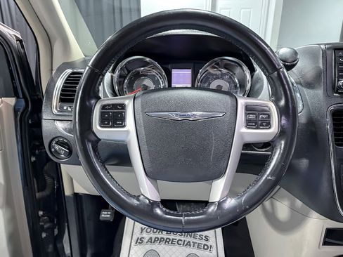 Used 2014 Chrysler Town & Country Touring image 23