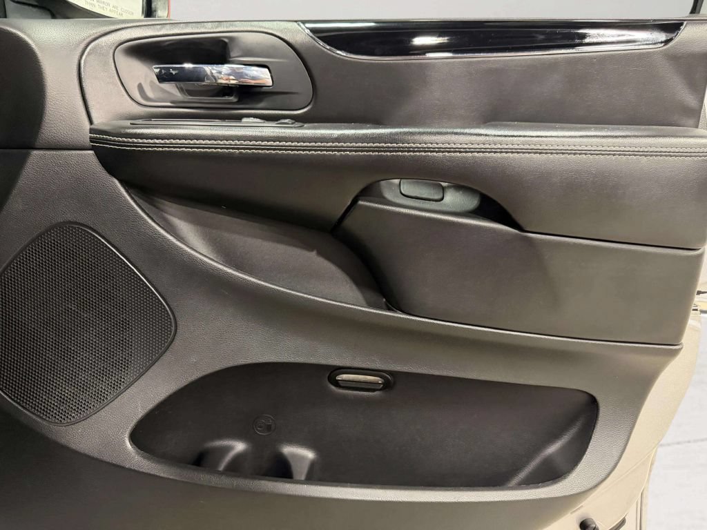 Used 2016 Dodge Grand Caravan SE FWD image 29