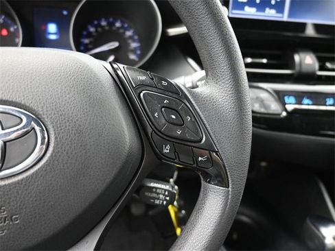 Used 2019 Toyota C-HR XLE image 28