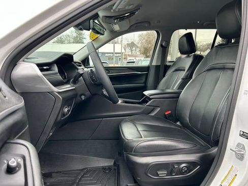 Used 2023 Jeep Grand Cherokee Limited w/ Luxury Tech Group II image 28