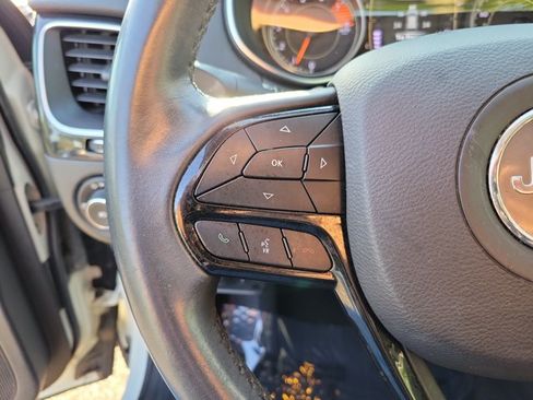 Used 2019 Jeep Cherokee Latitude Plus AWD/4WD image 23