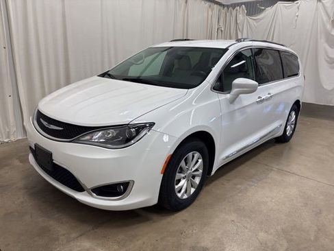 Used 2019 Chrysler Pacifica Touring-L FWD image 7