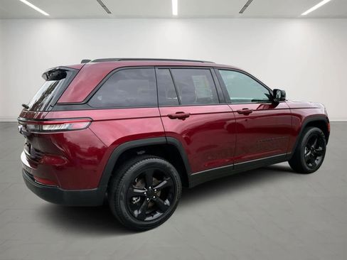 Used 2024 Jeep Grand Cherokee Limited w/ Black Appearance Package image 4