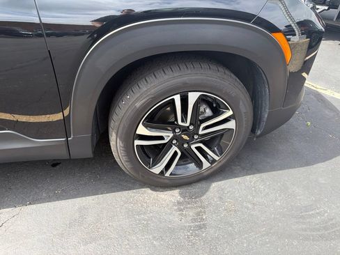 Used 2023 Chevrolet TrailBlazer LT w/ Convenience Package FWD image 2