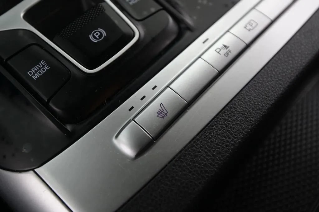 Used 2023 Kia Carnival LX FWD image 27