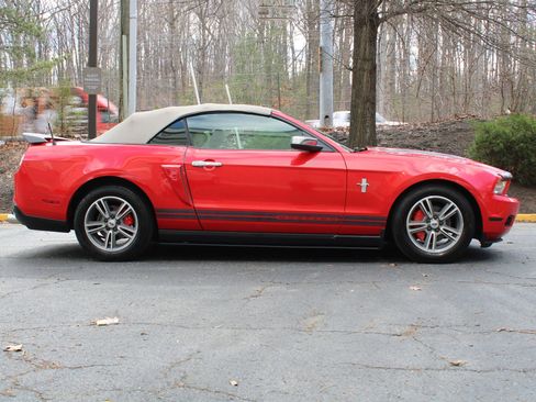 Used 2010 Ford Mustang Convertible image 30