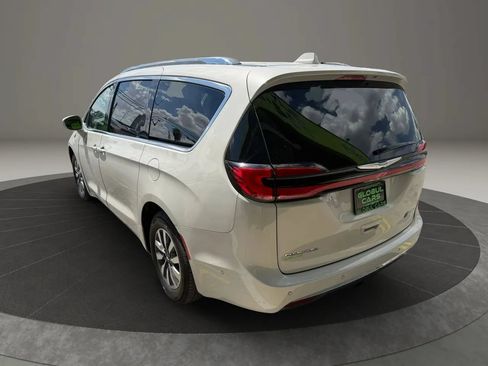 Used 2021 Chrysler Pacifica Touring-L FWD image 4