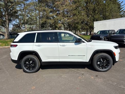 New 2026 Jeep Grand Cherokee Altitude AWD/4WD image 28