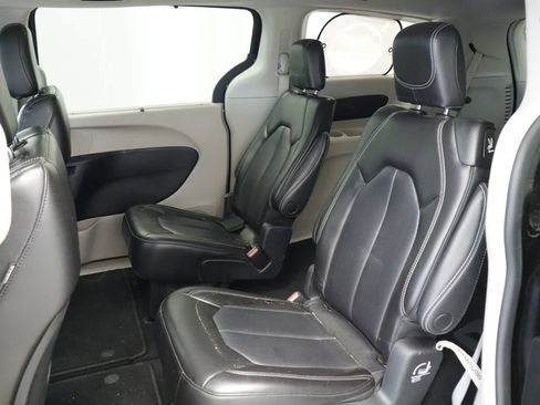 Used 2023 Chrysler Pacifica Touring-L FWD image 18