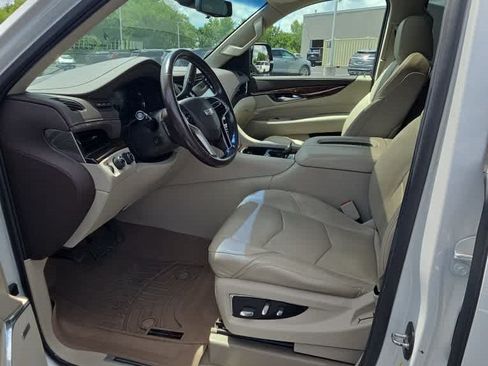 Used 2017 Cadillac Escalade Luxury AWD/4WD image 5