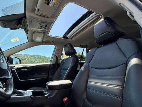 Certified 2022 Toyota RAV4 XLE Premium AWD/4WD image 30