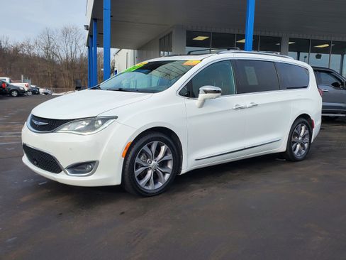 Used 2019 Chrysler Pacifica Limited w/ Tire & Wheel Group image 2