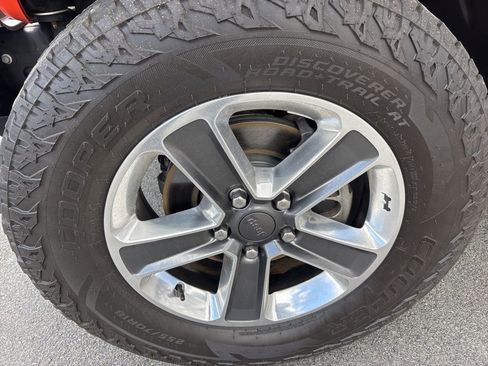 Used 2019 Jeep Wrangler Unlimited Sahara w/ Dual Top Group AWD/4WD image 10