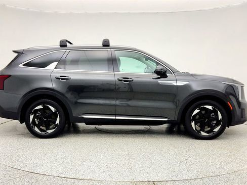 Used 2025 Kia Sorento EX image 4