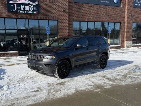 Used 2018 Jeep Grand Cherokee Altitude image 2