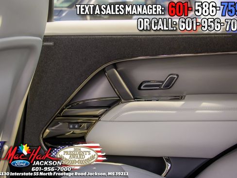 Used 2024 Land Rover Range Rover Sport SE AWD/4WD image 9