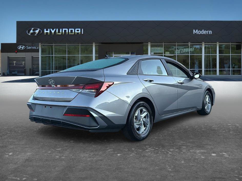 Certified 2024 Hyundai Elantra SE FWD image 4