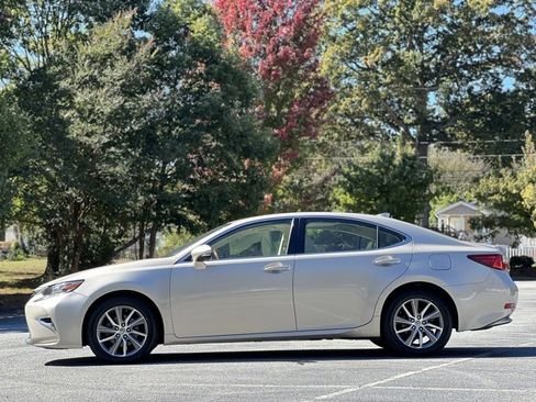 Used 2017 Lexus ES 300h w/ Luxury Package image 10