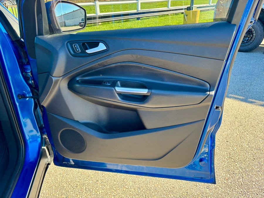 Used 2018 Ford Escape Titanium w/ Ford Safe & Smart Package AWD/4WD image 10