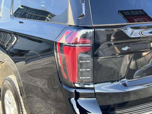 Used 2025 Chevrolet Suburban LT image 11