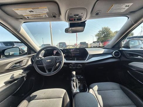 Used 2025 Chevrolet Trax LT FWD image 19