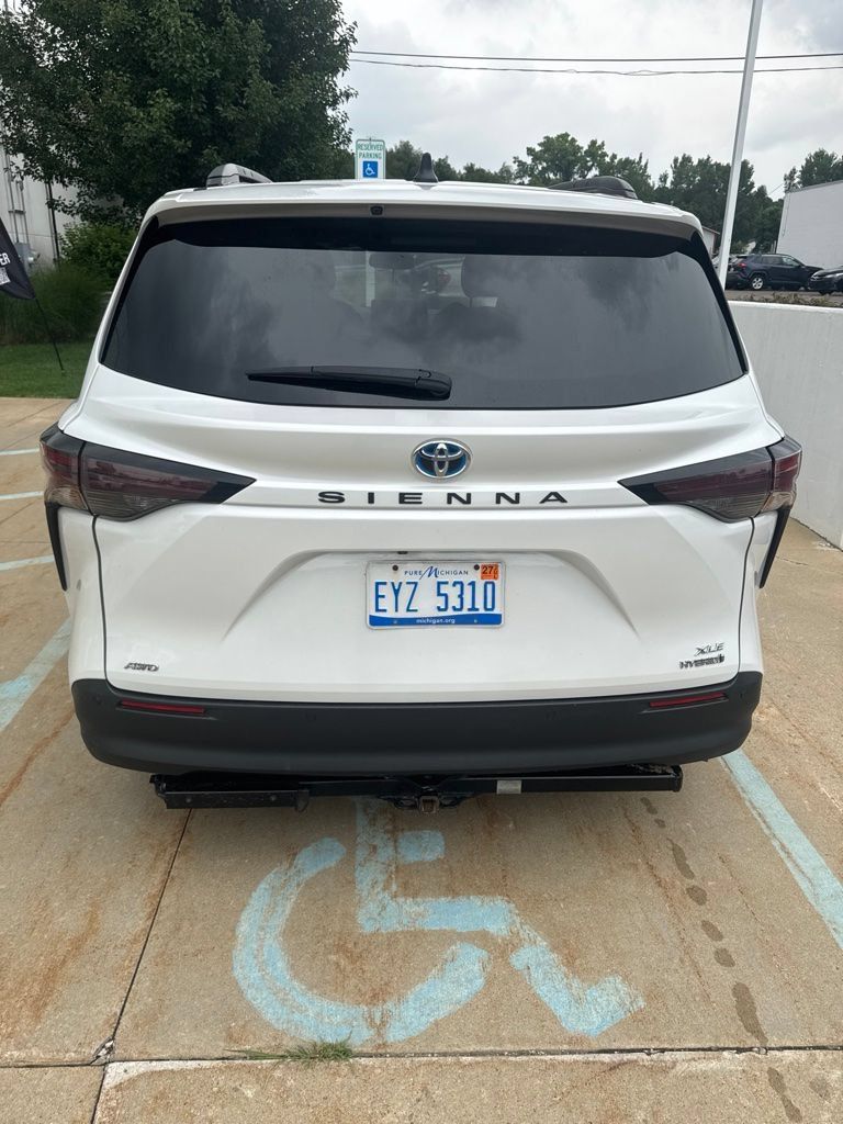 Used 2023 Toyota Sienna XLE AWD/4WD image 5