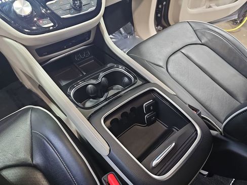 Used 2023 Chrysler Pacifica Limited w/ Uconnect Theater Family Group image 30