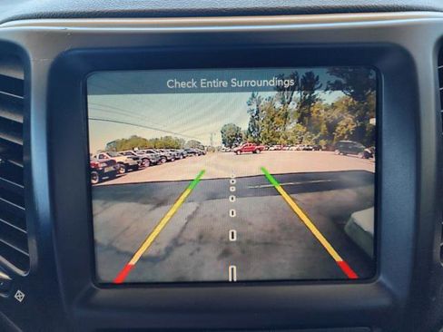 Used 2016 Jeep Cherokee Latitude w/ Cold Weather Group AWD/4WD image 23