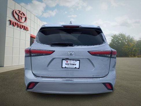 Used 2023 Toyota Highlander Platinum image 4