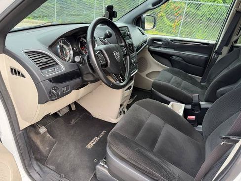 Used 2016 Dodge Grand Caravan SE FWD image 23