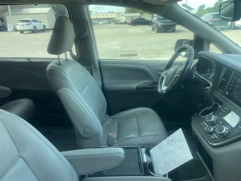 Used 2019 Toyota Sienna XLE Premium FWD image 8