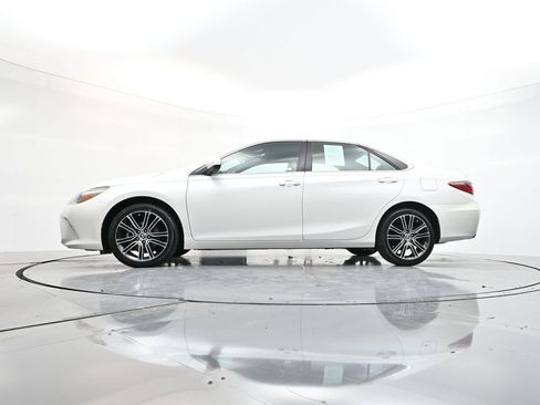 Used 2016 Toyota Camry SE image 30