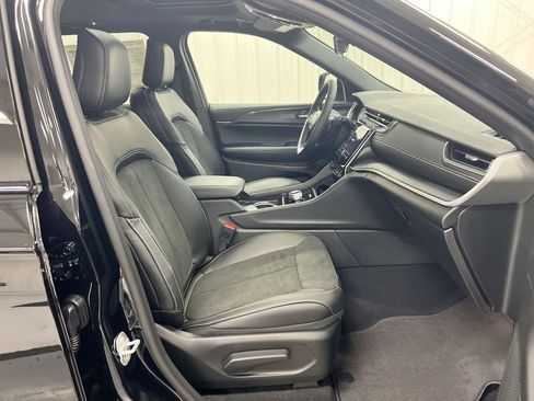 New 2025 Jeep Grand Cherokee Altitude image 22
