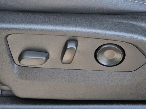 Used 2022 GMC Yukon XL SLT w/ SLT Premium Package image 18