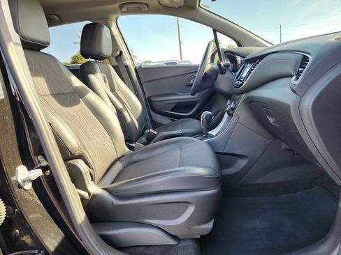 Used 2021 Chevrolet Trax LT w/ LT Convenience Package image 19