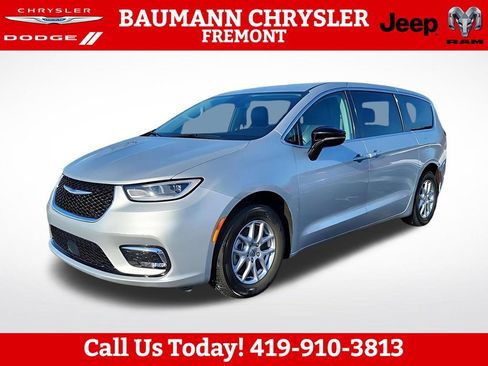 Used 2024 Chrysler Pacifica Touring-L FWD image 13