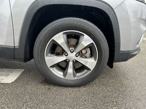 Used 2019 Jeep Cherokee Limited w/ Luxury Group AWD/4WD image 14