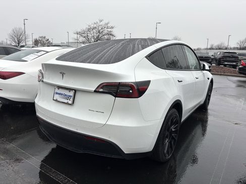 Used 2022 Tesla Model Y Long Range image 21