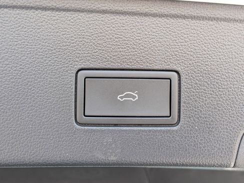 Used 2025 Volkswagen Atlas Cross Sport SE image 32